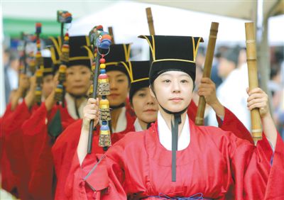 3日，韓國首爾，成均館內(nèi)，民眾穿著傳統(tǒng)服飾跳舞迎接中秋。中秋和春節(jié)一樣，是韓國最重要的傳統(tǒng)節(jié)日。
