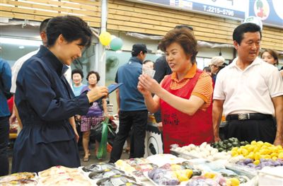 5日，韓國首爾，韓國總統(tǒng)樸槿惠在中秋前視察市場，購買過節(jié)食品。