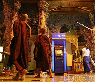 緬甸仰光大金塔寺也擺有ATM機。