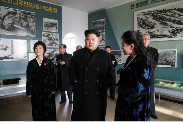 當(dāng)?shù)貢r(shí)間2014年11月25日，據(jù)朝鮮《勞動(dòng)新聞》報(bào)道，朝鮮領(lǐng)導(dǎo)人金正恩和妹妹金與正一起視察朝鮮反美