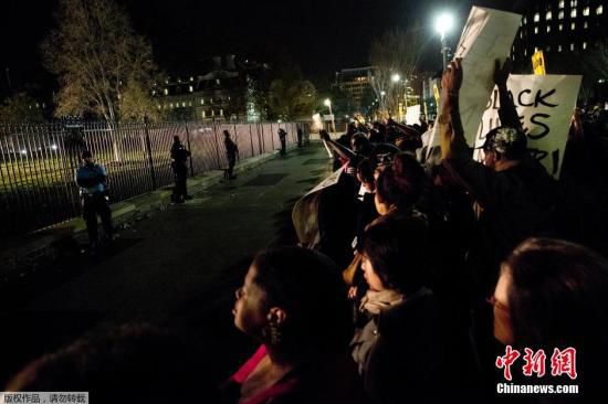 美國白宮前擠滿了抗議槍殺黑人青年的白人警察免遭起訴案件的美國民眾。