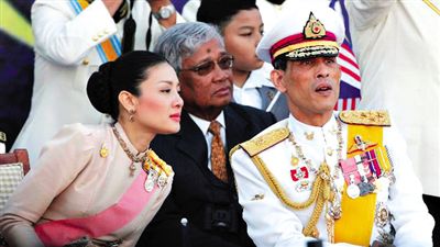 蒙西拉米左與哇集拉隆功王儲右一同參加活動。