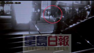 視頻拍到一名兇徒不斷踢打林泰紅圈內(nèi)。美國《星島日報》