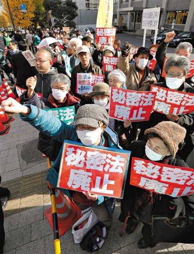 10日，日本東京，民眾聚集在首相官邸前，抗議當(dāng)天生效的《特定秘密保護(hù)法》。
