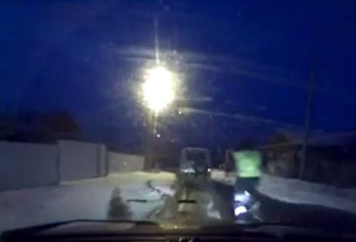 警車追逐中仍未追上可疑汽車，此時(shí)令人震驚的一幕出現(xiàn)，一名警察從警車中跳出來，向可疑車輛跑去。