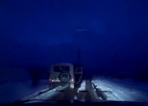 　　警察成功打開可疑汽車的車門并登上汽車，司機(jī)見狀立即停車及棄車逃走，警察則下車?yán)^續(xù)追捕司機(jī)。