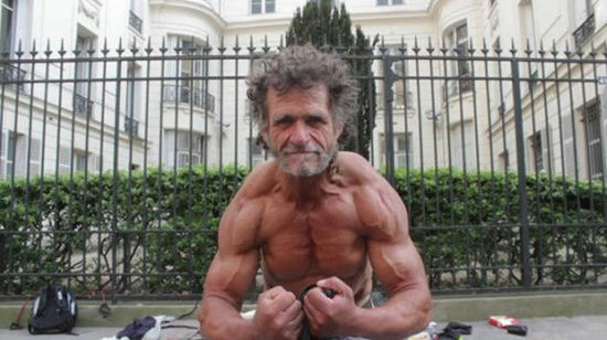巴黎50歲流浪漢薩亞戈·雅克擁有一身壯碩的肌肉。（網(wǎng)頁截圖）