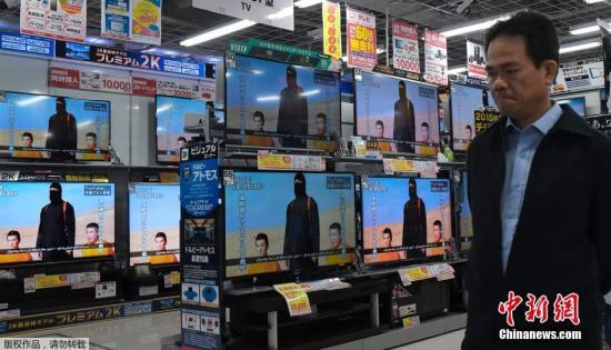 當(dāng)?shù)貢r(shí)間1月20日，日本東京，民眾在電視機(jī)前觀看極端組織劫持綁架日本人質(zhì)事件最新播報(bào)。