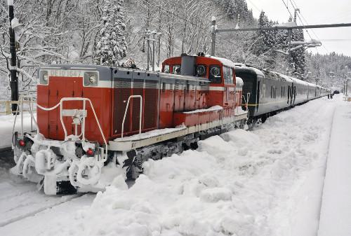 JR一臥鋪特急列車，因大雪在JR奧羽線津輕湯站附近拋錨，約130名乘客不得不在車上過(guò)夜。