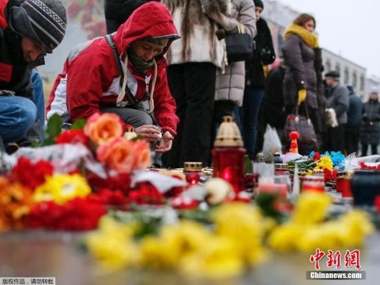 當(dāng)?shù)貢r(shí)間2015年1月25日，烏克蘭，烏克蘭民眾集會(huì)悼念在馬里烏波爾遭炮擊遇難的民眾。