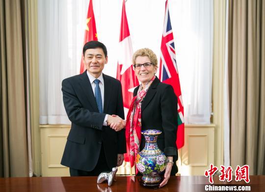 圖示省長韋恩（右）與薛冰總領(lǐng)事首度官式會晤?！“彩?攝