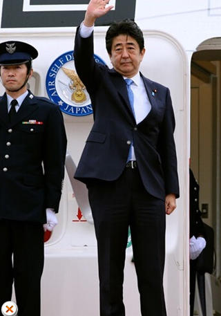 安倍在機場告別，面色凝重