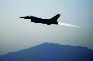 美國(guó)軍方19日證實(shí)，一架美軍F-16戰(zhàn)斗機(jī)上周在阿富汗東部遭到地面火力攻擊，受損嚴(yán)重，不得不拋掉兩個(gè)油箱以及多件武器彈藥才勉強(qiáng)返航。事發(fā)區(qū)域主要受塔利班控制。過(guò)去，塔利班武裝組織曾經(jīng)數(shù)次使用小型火力擊落美軍直升機(jī)，但從未擊中能在高空超音速飛行的F-16戰(zhàn)斗機(jī)。