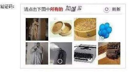澎湃新聞?dòng)浾邚蔫F路上海站了解到，目前窗口售票采用的系統(tǒng)與12306網(wǎng)購不同，購票者通過身份證件的驗(yàn)證，即可購票。根據(jù)往年經(jīng)驗(yàn)，每年臘月二十三到二十九的火車票最為緊俏，對(duì)應(yīng)的網(wǎng)絡(luò)購票日期為12月4日至10日，春運(yùn)火車票搶票也進(jìn)入最白熱化的狀態(tài)。對(duì)此，鐵路部門提醒，如果沒能在第一時(shí)間買到票，旅客不妨在起售時(shí)間30分鐘后、開車前15天和開車前1天三個(gè)時(shí)間點(diǎn)“撿漏”，可能會(huì)有意外的收獲。