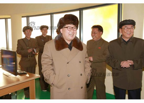 金正恩現(xiàn)場指導(dǎo)工作。
