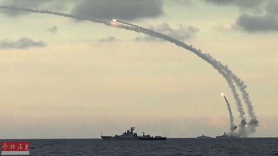 圖為里海艦隊(duì)軍艦從里海水域發(fā)射18枚“口徑-NK”巡航導(dǎo)彈。