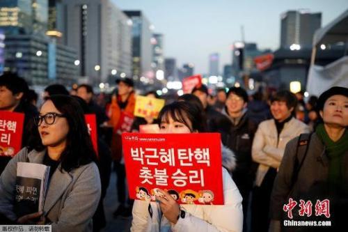資料圖：當(dāng)?shù)貢r(shí)間3月10日上午，韓國憲法法院就總統(tǒng)彈劾案審判，樸槿惠被立即免去總統(tǒng)職務(wù)。當(dāng)晚，韓國民眾走上首爾街頭舉行燭光集會(huì)。