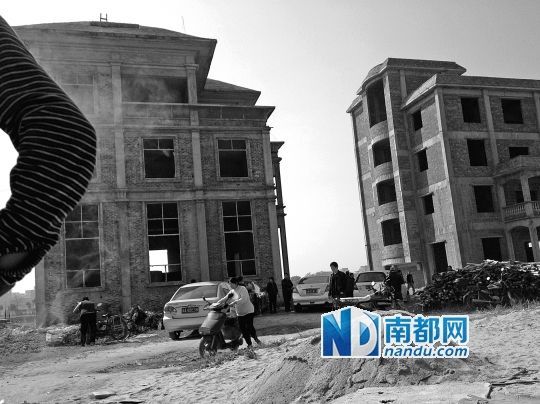 兩棟被舉報的違建樓下昨日一度聚集了超過百人，城管離開后逐漸散去。南都記者張志韜實(shí)習(xí)生宋超攝