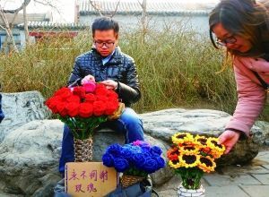 李博文周末在什剎海擺攤賣花。 晨報記者 王巍/攝