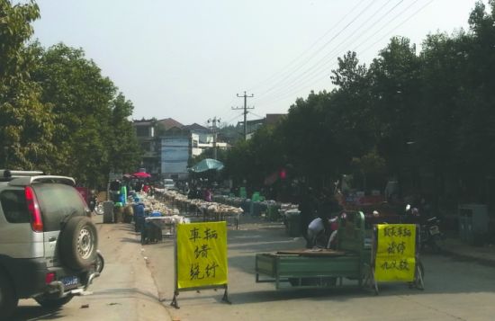 簡陽董家埂鄉(xiāng)，主干道被占道擺酒席