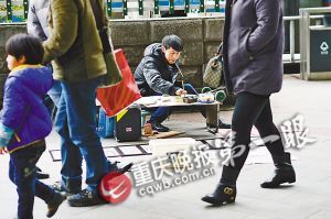 街頭，張啟輝將自己的作品擺放出售。