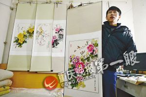 靠一根拇指夾畫筆，張啟輝繪出美麗色彩。