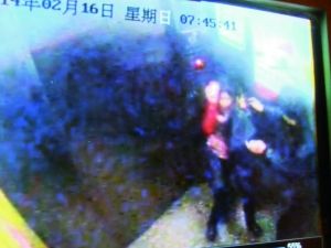 男子尾隨侯某進(jìn)入電梯。