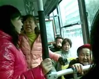 女孩沒給老太讓座被人批。