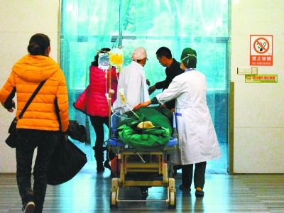 受傷女孩做完手術被送往重癥監(jiān)護室。記者楊濤 攝