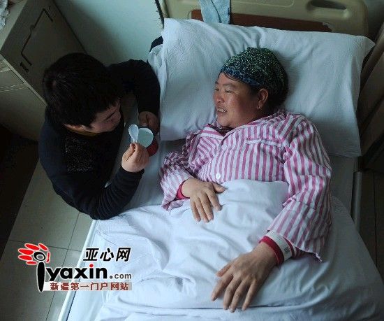 2月15日，馬友紅給病床上的母親喂水喝，對于家庭現(xiàn)在的處境，身患重癥的母親也時而感到愧對兒子。亞心網(wǎng)記者 張已 攝