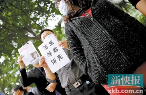 　　■昨日，數(shù)十位二胎準(zhǔn)媽媽和家屬來(lái)到省衛(wèi)計(jì)委門(mén)前，希望廣東二胎政策盡早出臺(tái)。新快報(bào)記者 孫毅/攝