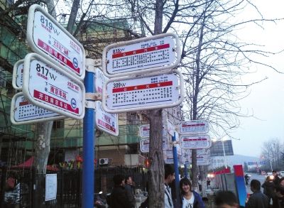 3月16日，江蘇省南京市，眾多乘客在“火車站廣場東”站臺候車。圖/東方IC