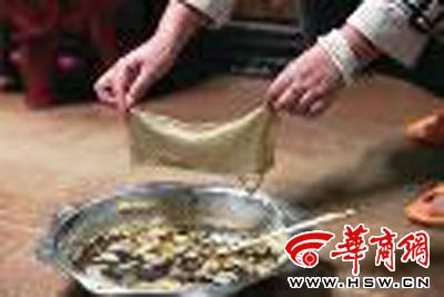 　　昨日，店方讓顧客觀看該火鍋制作時的監(jiān)控錄像本組圖片由本報記者黃利健攝