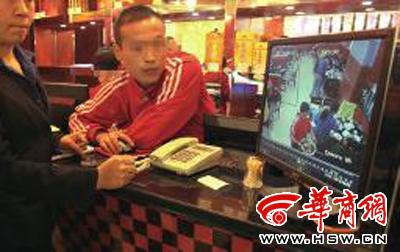 昨日，李女士展示從火鍋店抱回的火鍋，內(nèi)有濕巾
