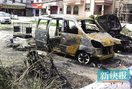 涉事面包車燒剩鐵殼。