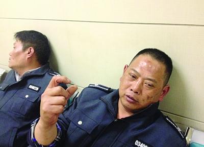 被打傷的城管隊(duì)員。陳郁攝
