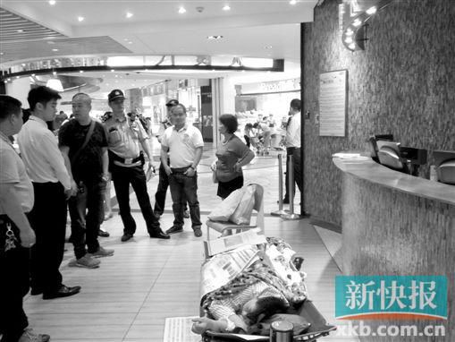 昨日，劉姐的行為引來眾人圍觀，警方再次到場進(jìn)行調(diào)解。
