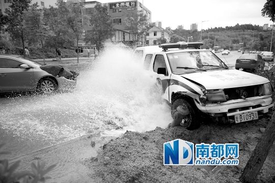 昨日，龍華金龍路，男子開走警車，后撞上消防栓停下，警車車頭受損。