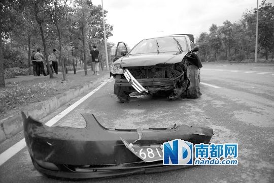男子搶的比亞迪轎車車頭損毀嚴(yán)重。