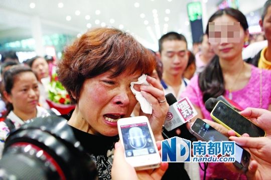 昨日，被拐25年的翁女士(粉紅色衣服者)與生母在深圳機場見面。
