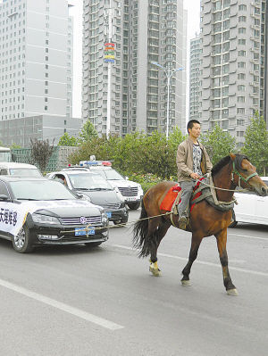 　馬拉汽車引人關(guān)注。