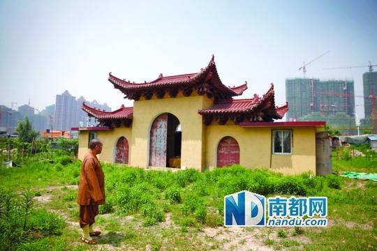 十里古寺2008年被拆,現(xiàn)在只剩下一個廟門。南都記者 陳志剛 攝