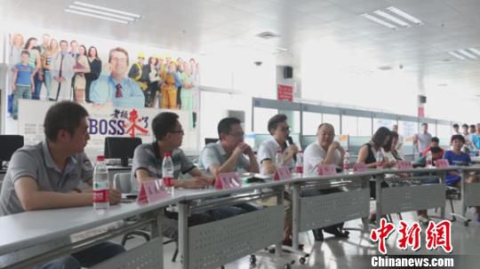 　招聘會現場，用人單位老板一字排開，與求職者面對面交流　李超慶　攝