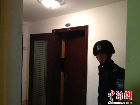 特警隊員強行進(jìn)入嫌疑人居住的單身公寓思超攝