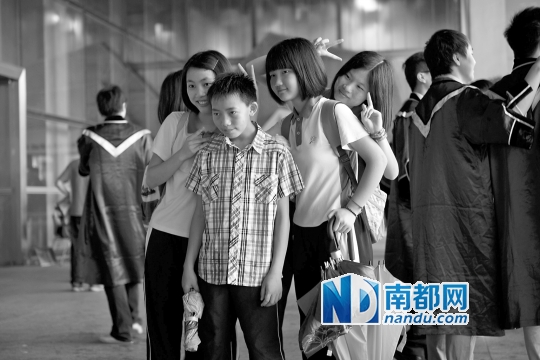 6月22日上午,楊六斤參觀深圳大學(xué)科技樓,雖然來到康橋書院才兩星期,但他卻已經(jīng)融入了同學(xué)們的生活中。</p><p>　　