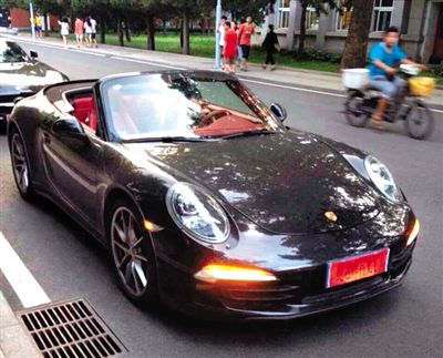 近日，一組“北體大畢業(yè)典禮豪車云集堪比車展”組圖在網(wǎng)絡(luò)爆紅。網(wǎng)絡(luò)截圖