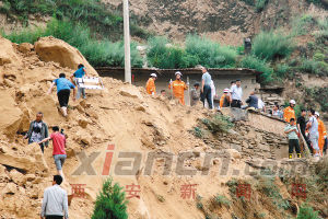昨日，公安、消防人員在事故現(xiàn)場搜救