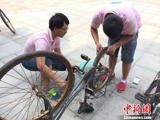大學生復(fù)活300余輛“僵尸”自行車建誠信車棚