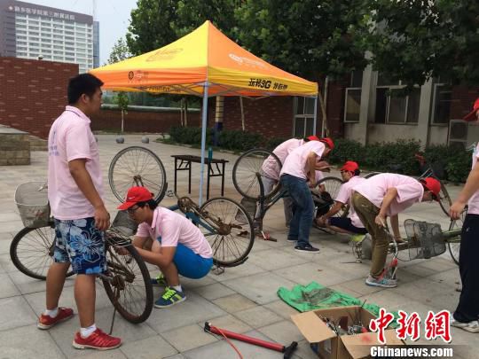 大學生復(fù)活300余輛“僵尸”自行車 建誠信車棚