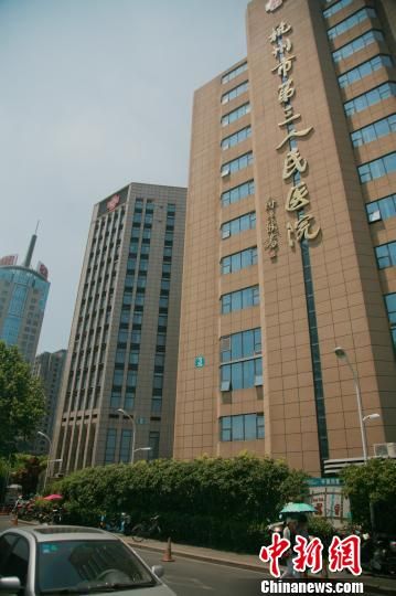 事發(fā)的醫(yī)院門口。 李晨韻 攝